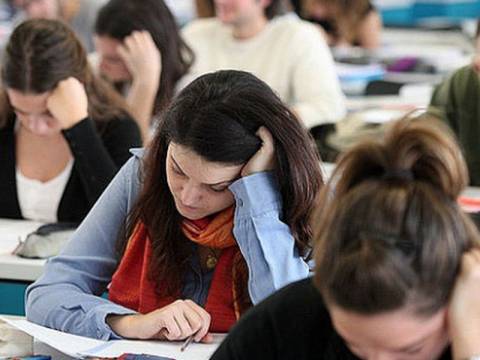Πανελλήνιες 2014: Με Ιστορία και Φυσική Κατεύθυνσης συνεχίζονται οι εξετάσεις
