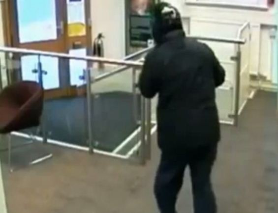 Ληστής μπήκε σε τράπεζα με... ψεύτικο όπλο! (pics+ video)