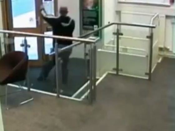 Ληστής μπήκε σε τράπεζα με... ψεύτικο όπλο! (pics+ video)