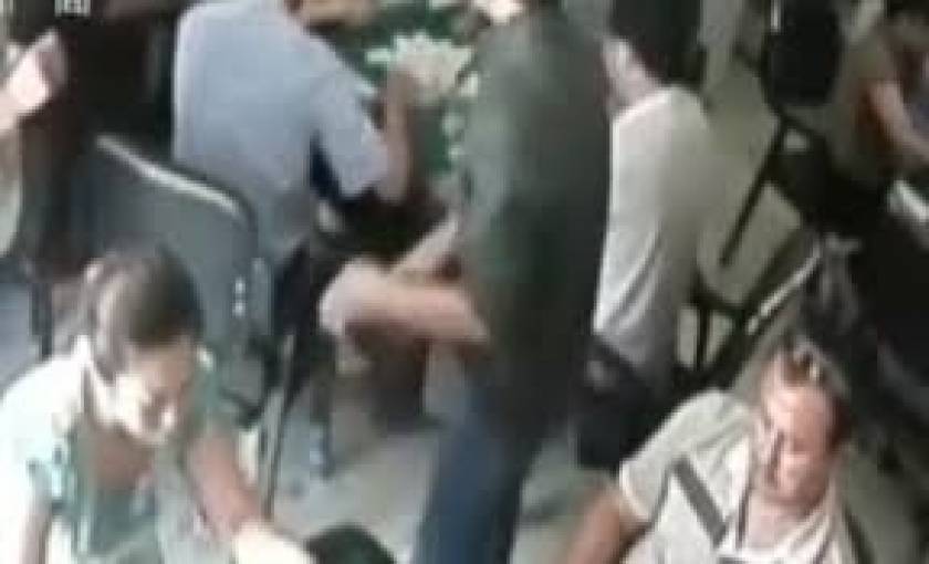 Κίνα: Έπαιζαν επιτραπέζιο και τους επιτέθηκαν με τσεκούρια! (video)