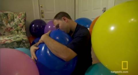 27χρονος είναι αθεράπευτα ερωτευμένος με… μπαλόνια! (Video)
