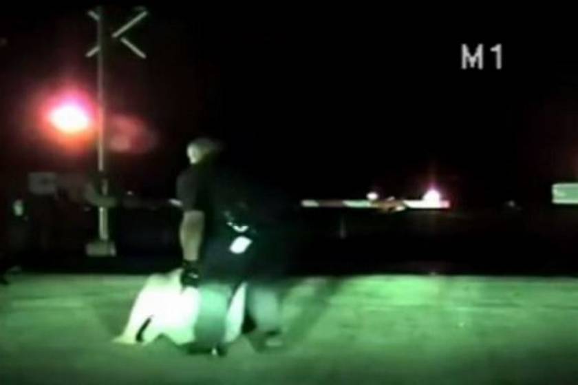 Τέξας: Ήρωας αστυνομικός σώζει γυναίκα λίγο πριν την πατήσει τρένο! (video)