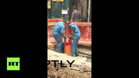 Βίντεο: Ο «άνθρωπος-βούρτσα» - Αυτή είναι η χειρότερη δουλειά του κόσμου