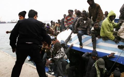 Αγαθονήσι: Διάσωση 36 λαθρομεταναστών λίγο πριν βουλιάξει η βάρκα τους