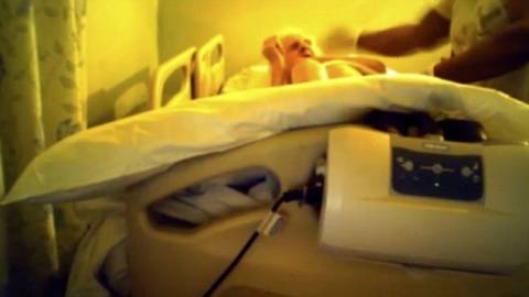 Βίντεο ΣΟΚ: Νοσοκόμα κακοποιεί ηλικιωμένη! (βίντεο)