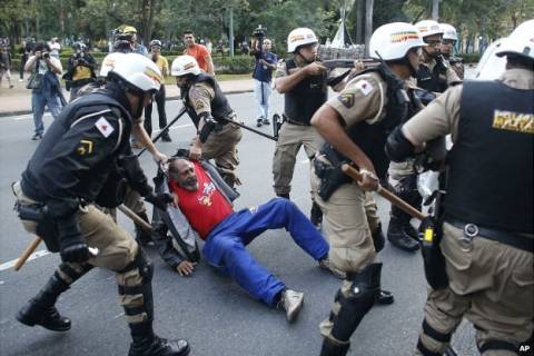 Μουντιάλ 2014: Συγκρούσεις διαδηλωτών-αστυνομίας πριν την έναρξη του τελικού
