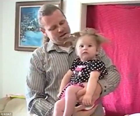 Γεννήθηκε με τα μαλλιά όρθια γιατί η μητέρα της χτυπήθηκε από κεραυνό! (pics+video)