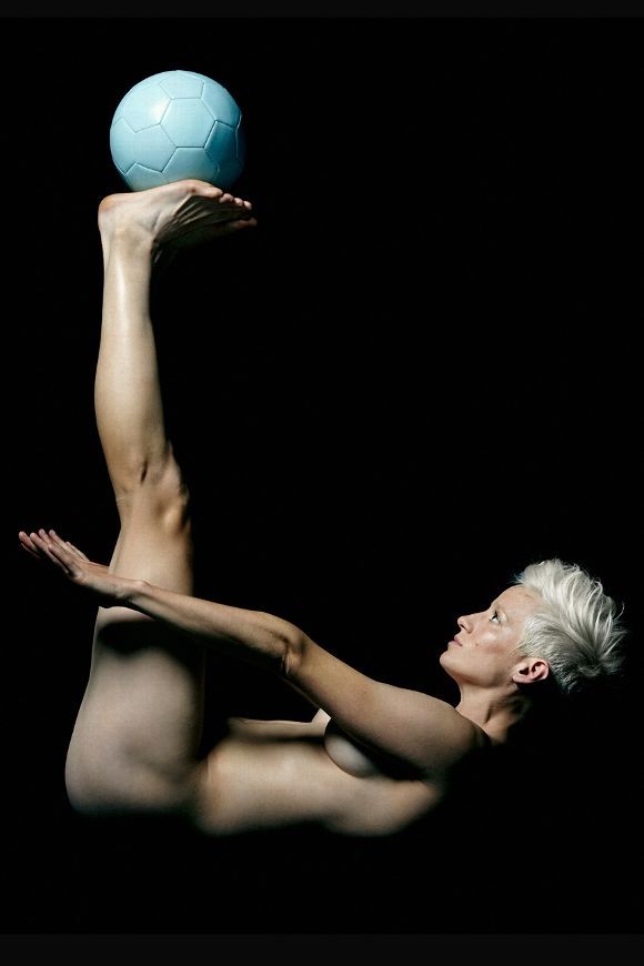 Αθλητές ποζάρουν γυμνοί για γνωστό περιοδικό (photos)