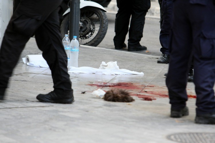 Σύλληψη Μαζιώτη: Στο πεζοδρόμιο η περούκα του τρομοκράτη (pics)