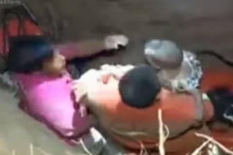 Κίνα: Αγοράκι έπεσε σε τρύπα έξι μέτρων! (video)