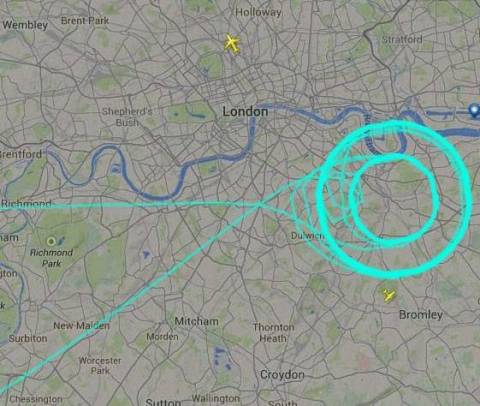 Μυστήριο με αεροπλάνο πάνω από το Λονδίνο