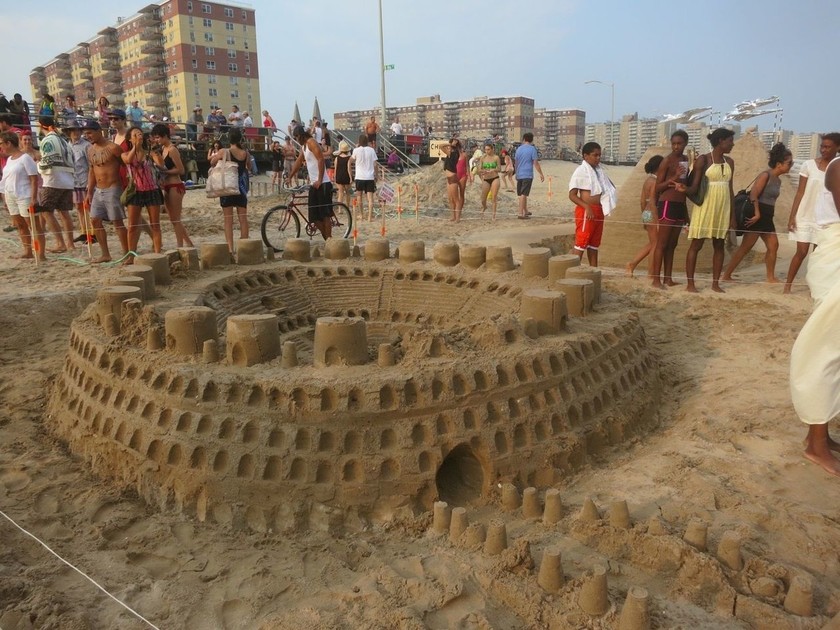 Στην… άμμο χτίζουν «παλάτια» (photos+videos)