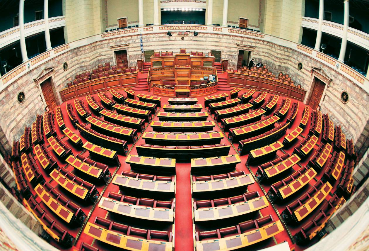 Σφοδρή κόντρα στη Βουλή για την υπόθεση της Μανωλάδας