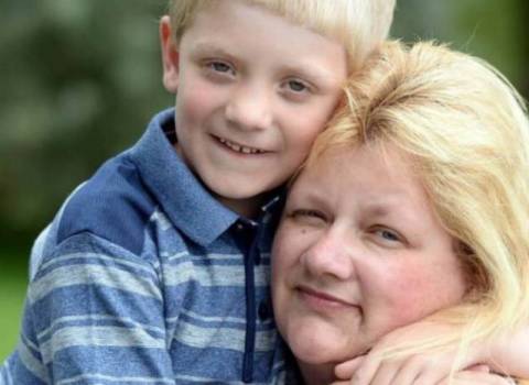 Ανακάλυψε ότι έχει καρκίνο όταν αγκάλιασε το γιο της...