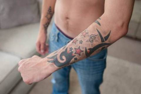 Βρετανία: DJ αποκτά γεννητικά όργανα με τατουάζ από το χέρι του! (photos)