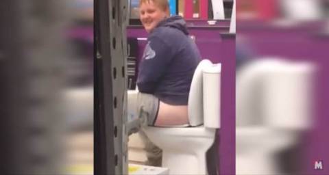 Μεγάλο ρεζιλίκι: Πήγε σε μαγαζί με τουαλέτες και... ανακουφίστηκε! (βίντεο)