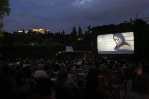 Associated Press: «Σβήνουν» τα θερινά σινεμά στην Ελλάδα