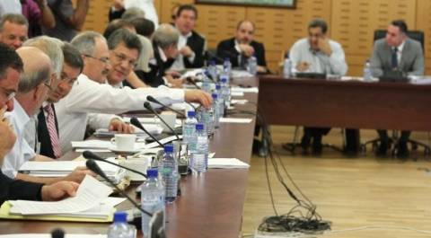 Τρόικα σε Κύπρο: «Όχι» σε 8 τροπολογίες κομμάτων για εκποιήσεις