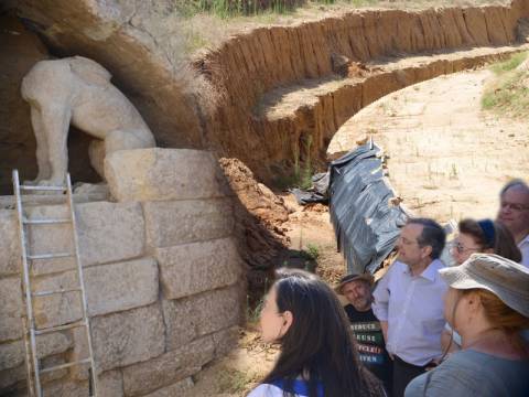 Αμφίπολη: Μπροστά σε μοναδικές ανακαλύψεις οι αρχαιολόγοι (pics&vid)