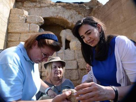 Μποτιλιάρισμα στην Αρχαία Αμφίπολη για το μυστικό του τάφου