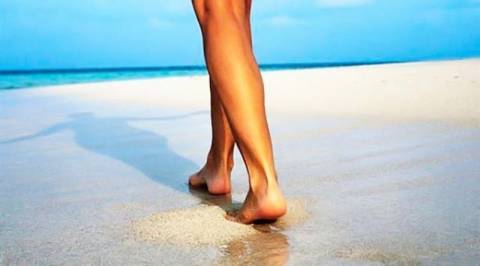 Πέντε οφέλη του να περπατάς ξυπόλητος στην άμμο