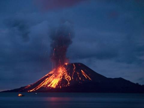 «Πορτοκαλί» συναγερμός για το ηφαίστειο στην Ισλανδία