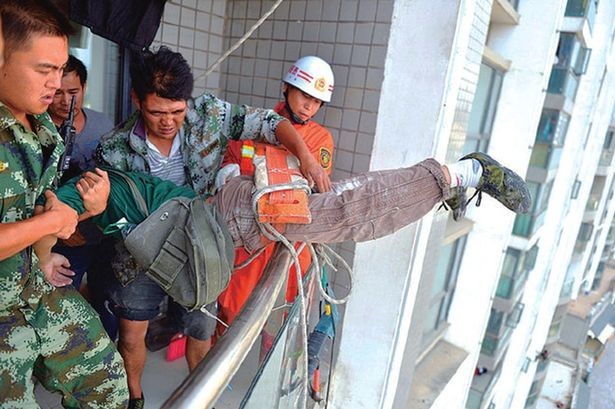 Διαβολικό Κινεζάκι: Του έκοψε το σχοινί ασφαλείας στον 8ο όροφο! (photos)