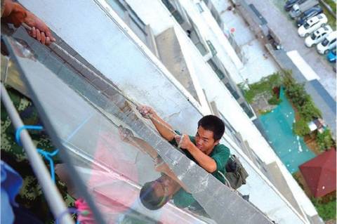 Διαβολικό Κινεζάκι: Του έκοψε το σχοινί ασφαλείας στον 8ο όροφο! (photos)