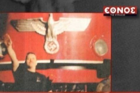 Ύδρα: Φωτογραφία «καίει» αστυνομικό διοικητή-Χαιρετά ναζιστικά