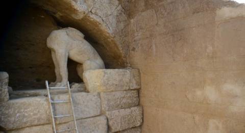 Αμφίπολη: Οι πρώτοι που φωτογραφήθηκαν στον αρχαίο τάφο