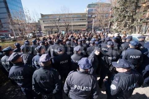 Κόσοβο: Διαμαρτυρία φοιτητών στην είσοδο της πρυτανείας