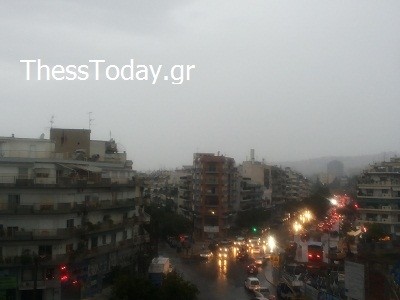 «Πλημμύρισε» η Θεσσαλονίκη: Κυκλοφοριακά προβλήματα λόγω βροχής (pics)