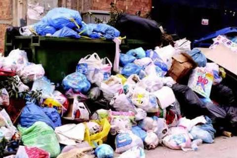 Τρίπολη: Λόφοι σκουπιδιών στους δρόμους της πόλης
