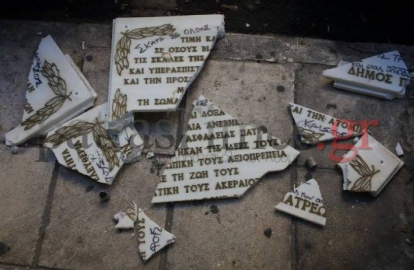 Πάτρα: Έσπασαν τη μαρμάρινη επιγραφή εκείνων που βασανίστηκαν από τη χούντα
