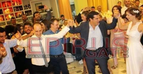 Παντρεύτηκε ο βουλευτής του ΣΥΡΙΖΑ Κ. Μπάρκας- Το έριξε στο χορό ο Τσίπρας