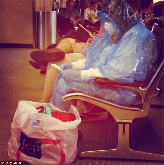 Πανικός για τον Έμπολα: Πήγε στο αεροδρόμιο ντυμένος με ειδική στολή