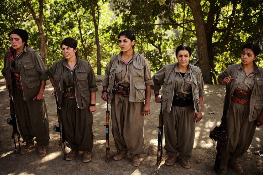 Κομπάνι: O Μίκης Θεοδωράκης εμψυχώνει τους Κούρδους μαχητές!  (vid+pics)