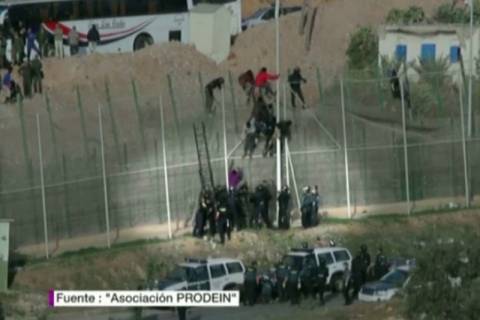 Ισπανία: Αστυνομικοί πέταξαν αναίσθητο μετανάστη στο Μαρόκο! (vid)