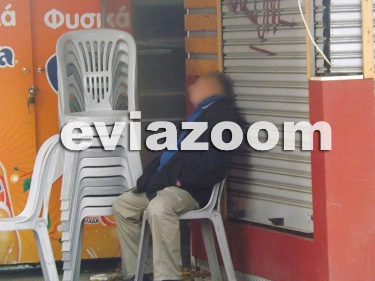 Χαλκίδα: Πρώην επιχειρηματίας κοιμάται στο δρόμο (pics)
