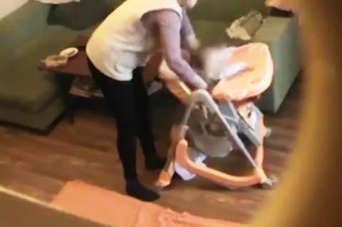 Κρυφή κάμερα «πιάνει» νταντά να κακοποιεί βάναυσα μωρό 11 μηνών (βίντεο)