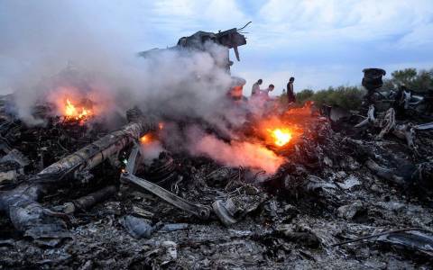 Βρίσκουν ακόμα ανθρώπινα υπολείμματα από τη συντριβή του Boeing στην Ουκρανία