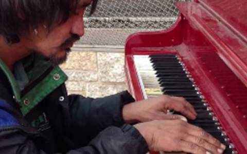 Άστεγος «μαγεύει» με το πιάνο του στον Καναδά