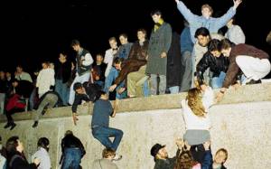 Τα 25 χρόνια από την πτώση του Τείχους γιορτάζει το Βερολίνο