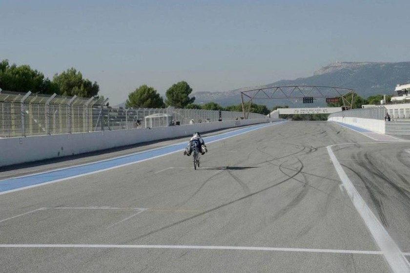 Ποδήλατο ρίχνει σκόνη σε… Ferrari!