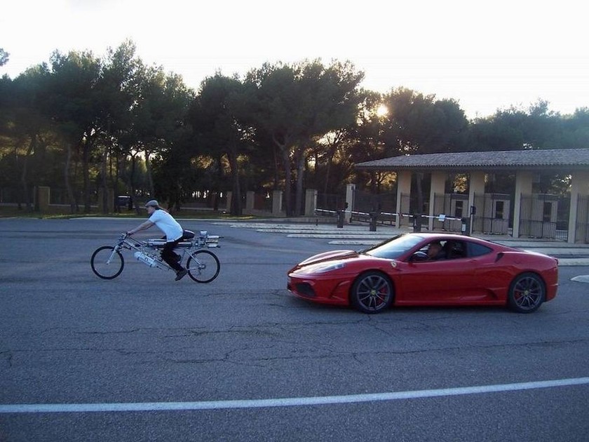 Ποδήλατο ρίχνει σκόνη σε… Ferrari!