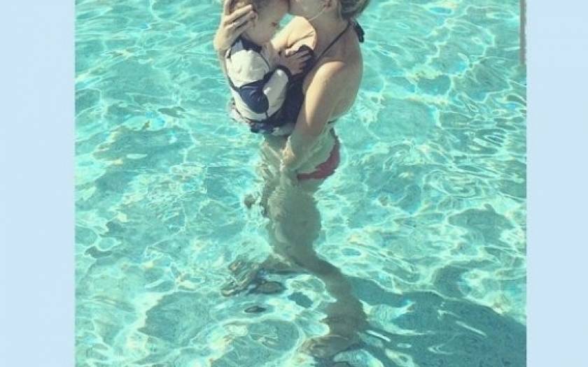 Ποια διάσημη μαμά βούτηξε με το μωρό της στην πισίνα