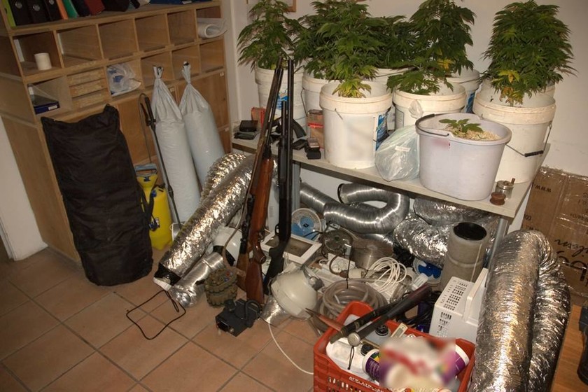Δύο συλλήψεις για διακίνηση ναρκωτικών στη Μύκονο (Photos)