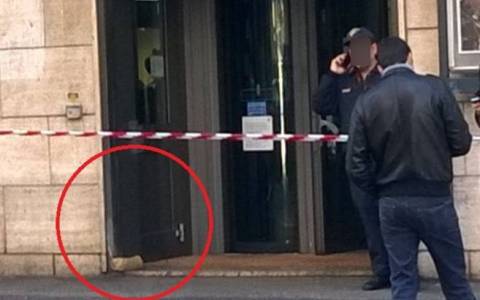 Ιταλία: Βόμβα έξω από υποκατάστημα της Deutsche Bank (pics)