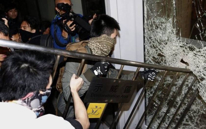 Διαδηλωτές εισέβαλαν στο κοινοβούλιο του Χονγκ Κονγκ