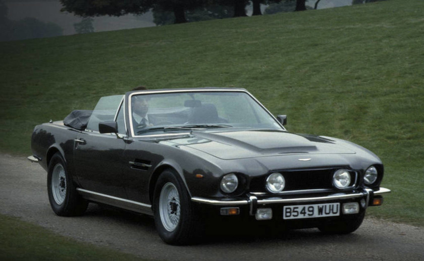 O George Lazenby μένει αλλά η Aston Martin αλλάζει (V8 Vantage) για το Living Daylights